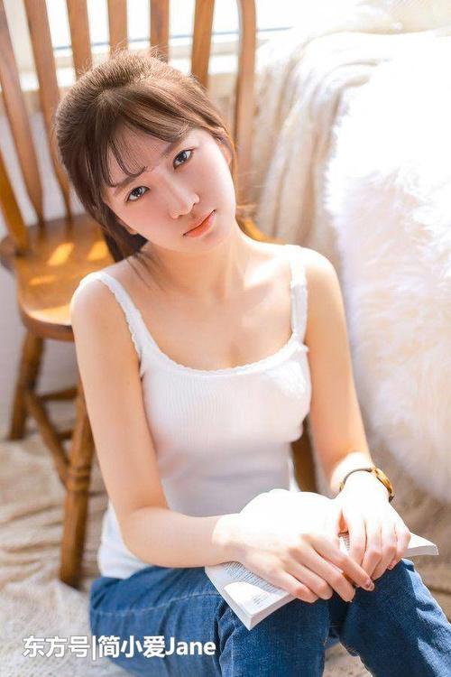 最受关注牛仔裤，美女紧绷的身材押韵，让人忘不了