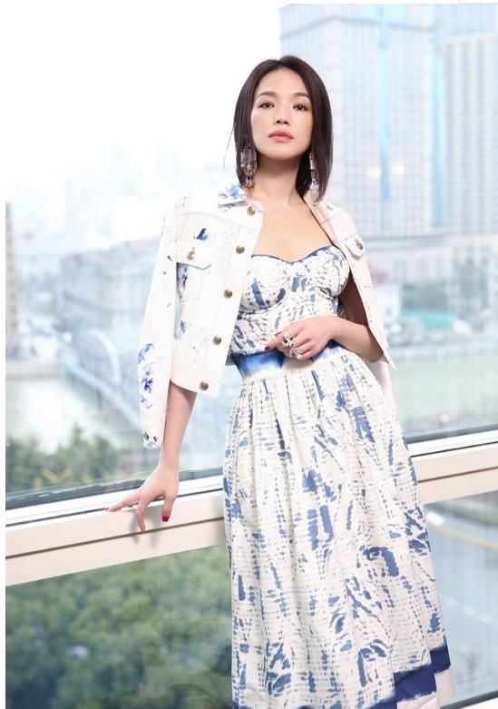 舒淇厉害了，踮起脚尖踩一对鞋底走路，网友:和冯德伦越来越像了