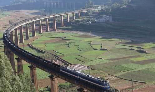  【鸣笛】中国最特殊的大桥，桥下埋着一个人，所有火车经过都要
