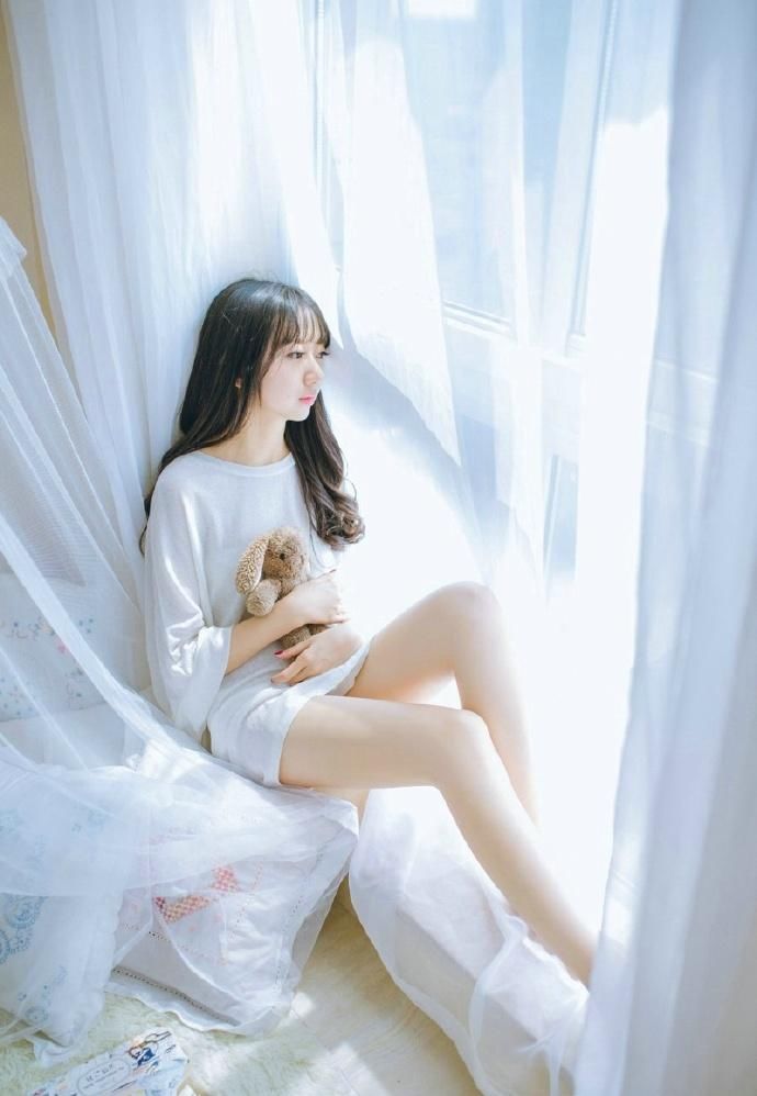 可爱玩偶少女白皙性感私房写真图片