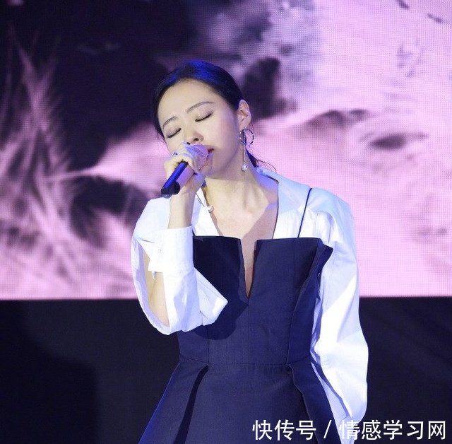 张靓颖素颜现机场，面如土色，还不如路人好看！脚上鞋子也是醉了