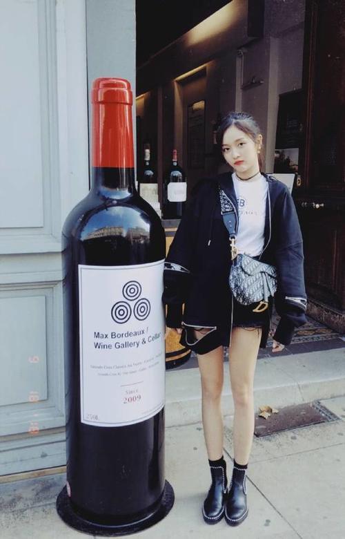 火箭少女吴宣仪,All Black尽显甜美气质,没想到私服竟这么好看