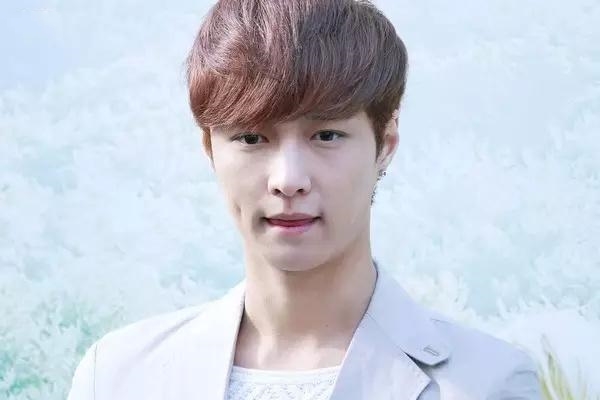 吴亦凡张艺兴为何不敢用原名,五月的鲜花背后