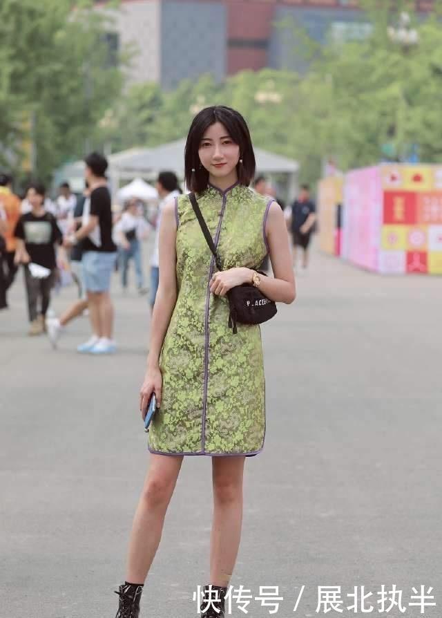  气质：路人街拍，小姐姐十分漂亮，穿绿色的连衣裙很显高贵气质
