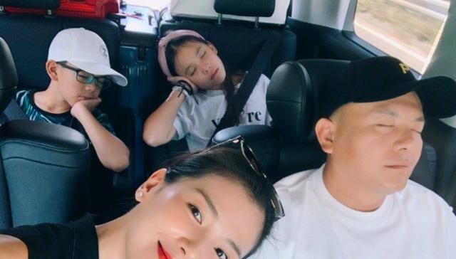 刘涛携一双儿女拍杂志,儿子像爸,女儿像妈,三人同框幸福感爆棚