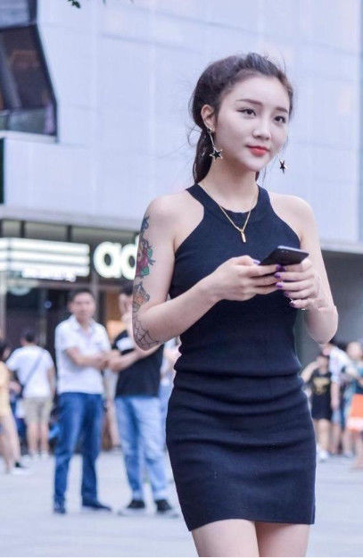 女人|街拍:轻熟的女人,身穿修身连衣裙,散发优雅的气息