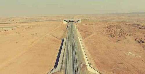  #全长#全球首条“沙漠高铁”，全长450公里，是中国帮忙建造！