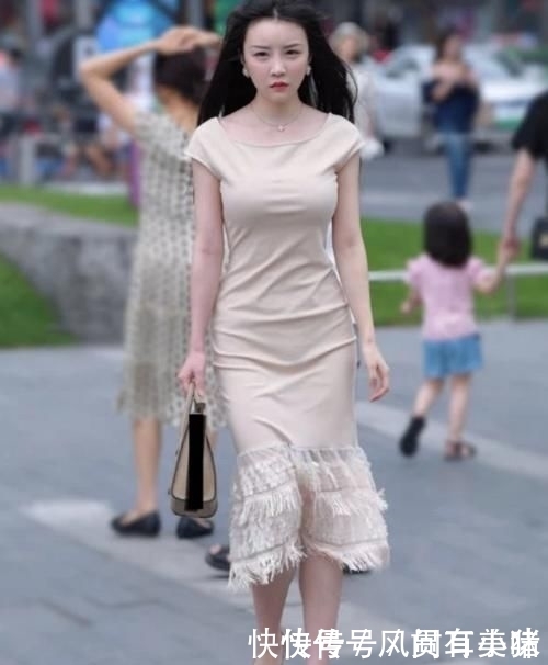 「女人」裸色流苏连衣裙,大气又端庄,彰显出东方女人的成熟气息