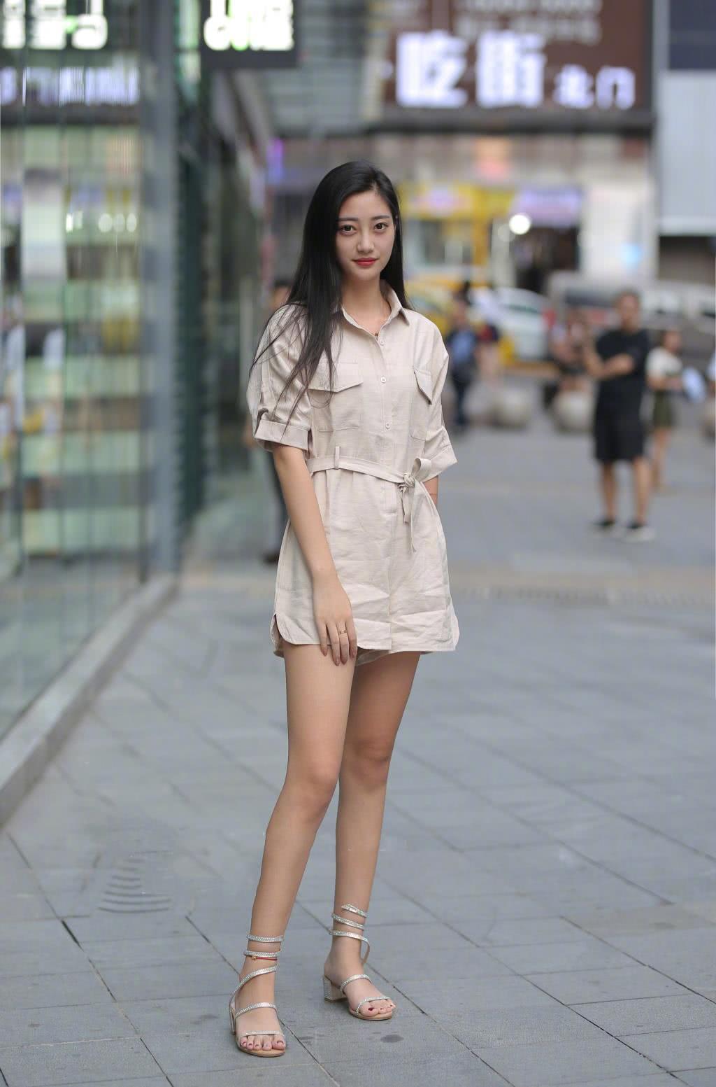 街拍:图1连衣裙美女,图3紧身裤美女,图7美女清纯可人