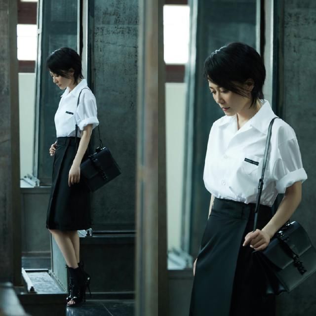 47岁俞飞鸿终于不再低调,穿深v裙真惊艳,网友:这才是真女神