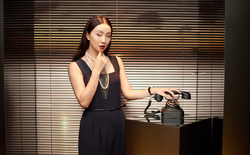 被46岁陶虹美到了！一袭黑色鱼尾裙优雅时尚，网友：气质不减当年