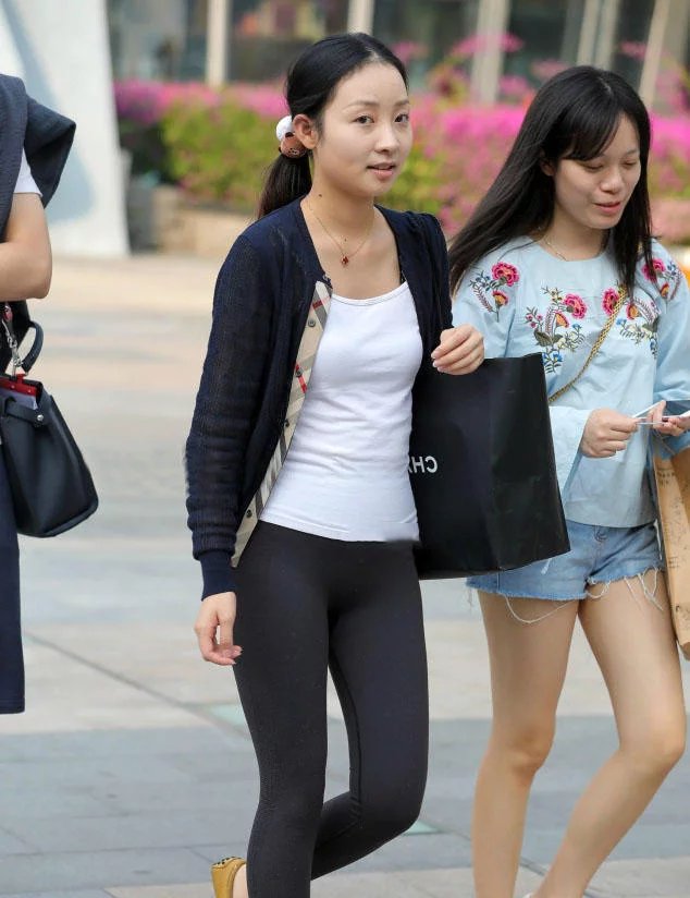 轻熟女身穿黑色紧身裤很性感