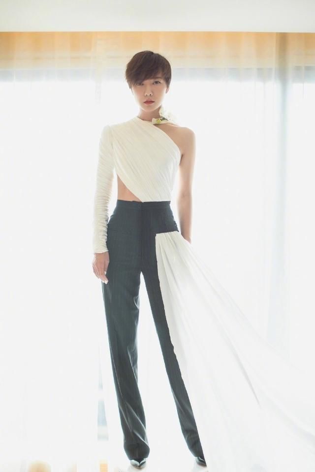 34岁王珞丹只是烫了个发型，一下子就回归颜值巅峰，说整容了都信