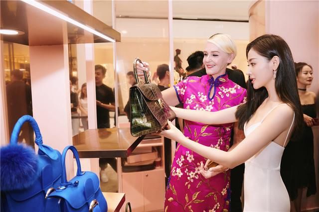 张天爱身材逆天了！这种裙子也只有她敢穿了！