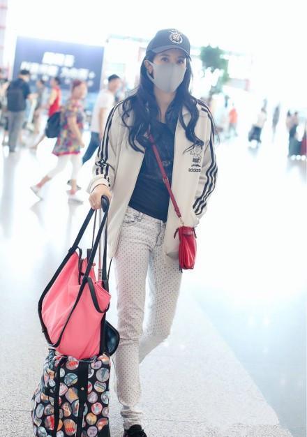 莫文蔚难得秀回身材，却被男助理的“美腿”抢了风头，网友：服！