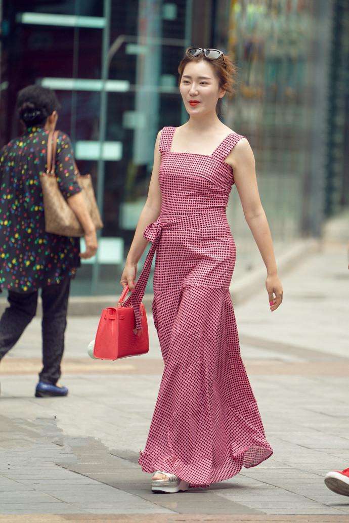 街拍裙装美女, 迷人身姿凸显成熟气息