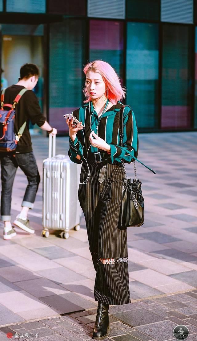  「女性」街拍：时尚美女们的穿搭，百搭不挑人，适用于大部分女性穿着