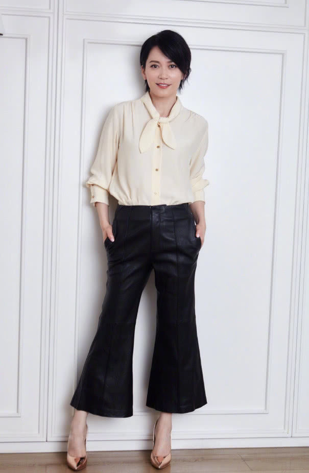 俞飞鸿穿错衣服瞬间矮了一截，请直接忽略腰部以下的裤子！