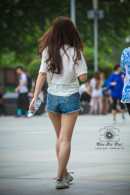 路人街拍，牛仔热裤小姐姐，简单的搭配清新的气质