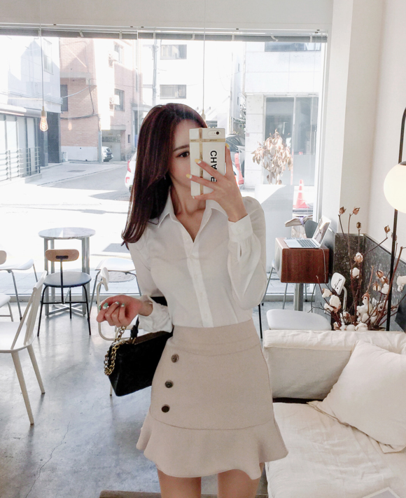 女神孙允珠，劳伦斯蜜色街头时尚飘逸风衣