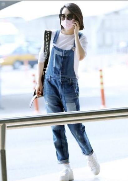 48岁许晴条纹衬衫裙大秀美腿，网友：她不是“装嫩”是真嫩！