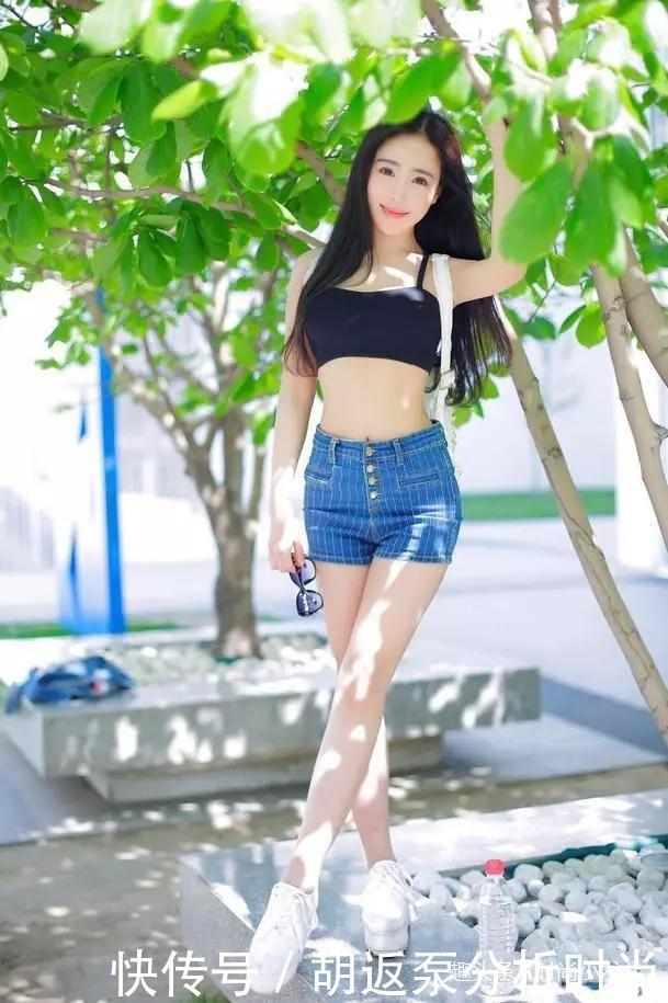短裤展现身姿,塑的造迷人小蛮腰,时尚有魅力!!