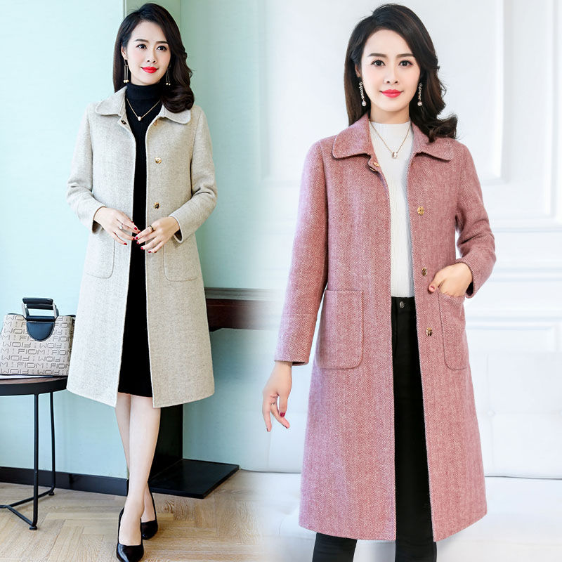 天!新款毛呢大衣真时髦，比皮草好看百倍，搭小脚裤完全不挑人