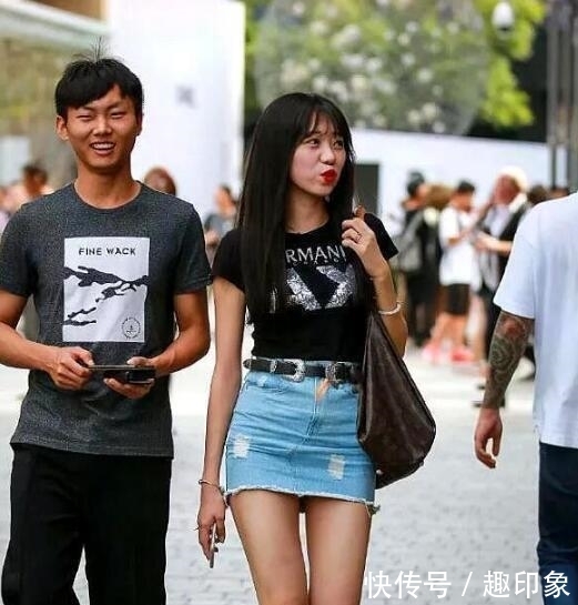 「位小姐姐」街拍美图,秋天很适合这样穿搭,不错的高跟风景线