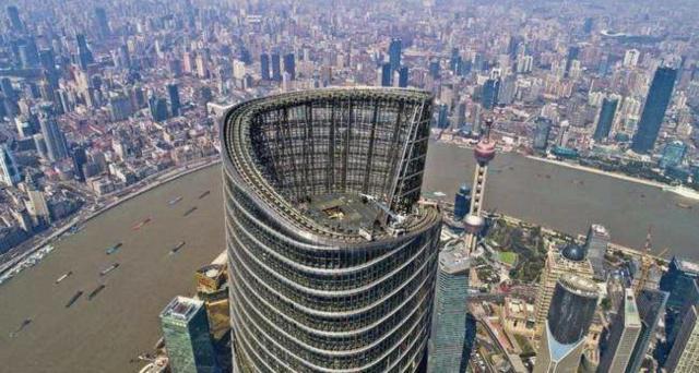 632米的高楼，摆动幅度1米，电梯速度每秒18米，里面的人不害怕吗