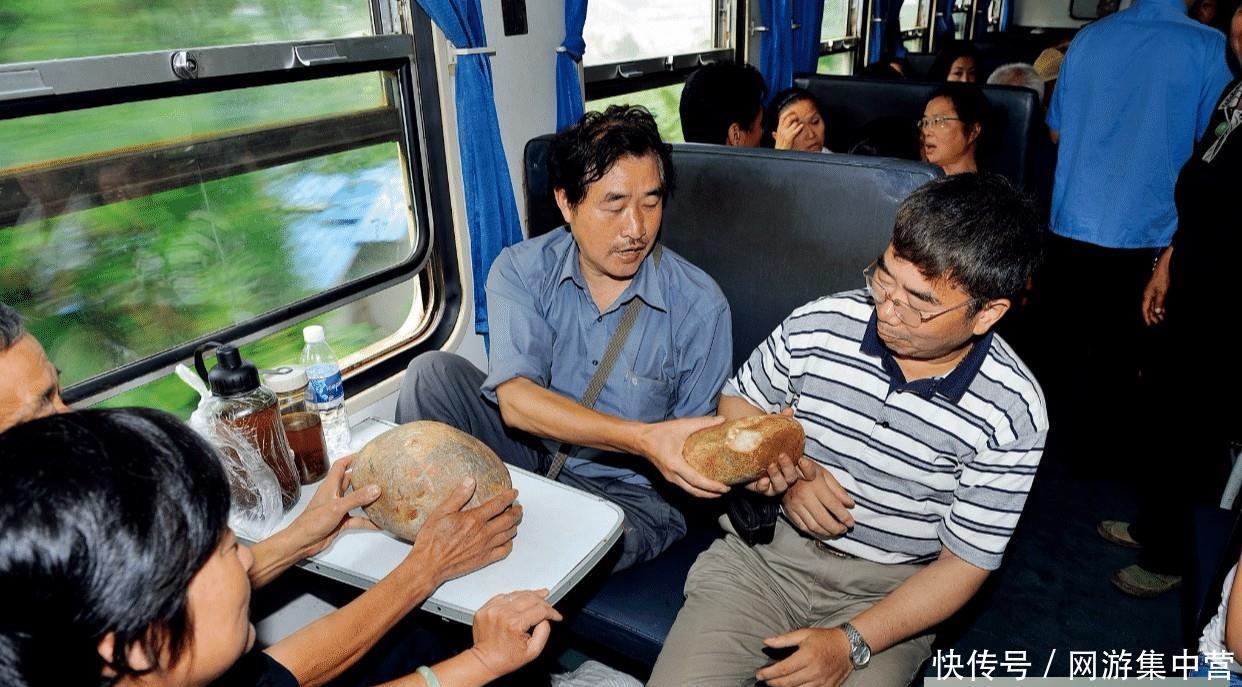  「块石」长江水里也有玉？大叔捡鹅卵石20年，玉商用3套房交换一