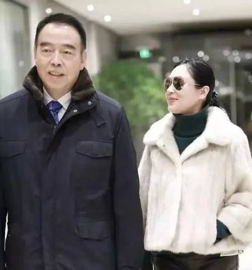 『 儿子』无论穿啥都略显疲态，只跟儿子一块时显少女，51岁陈红身材发福