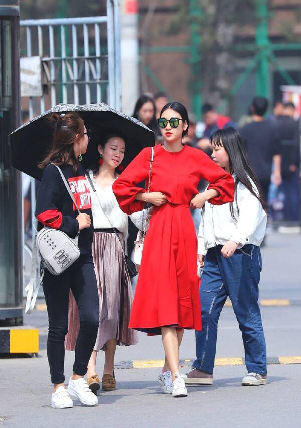 北京三里屯时尚街拍，看看雨后夏季行走在大街上的那些美女