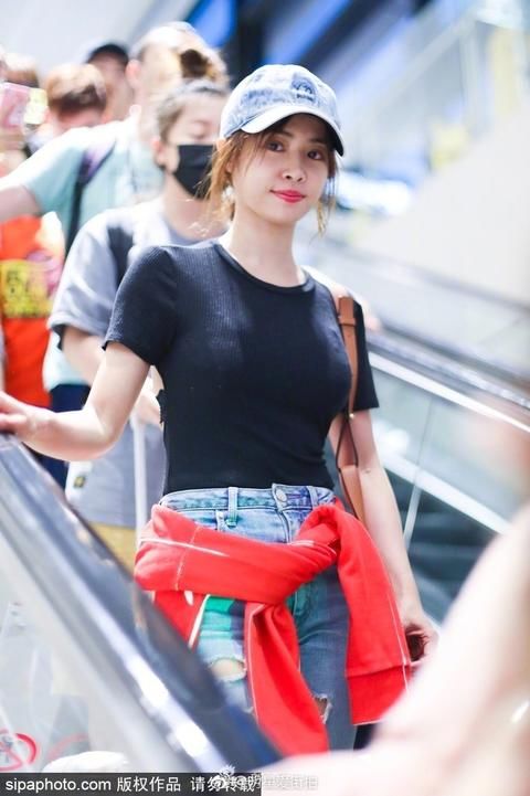 蔡依林现身机场，但走在她后面的人都惊呆了！