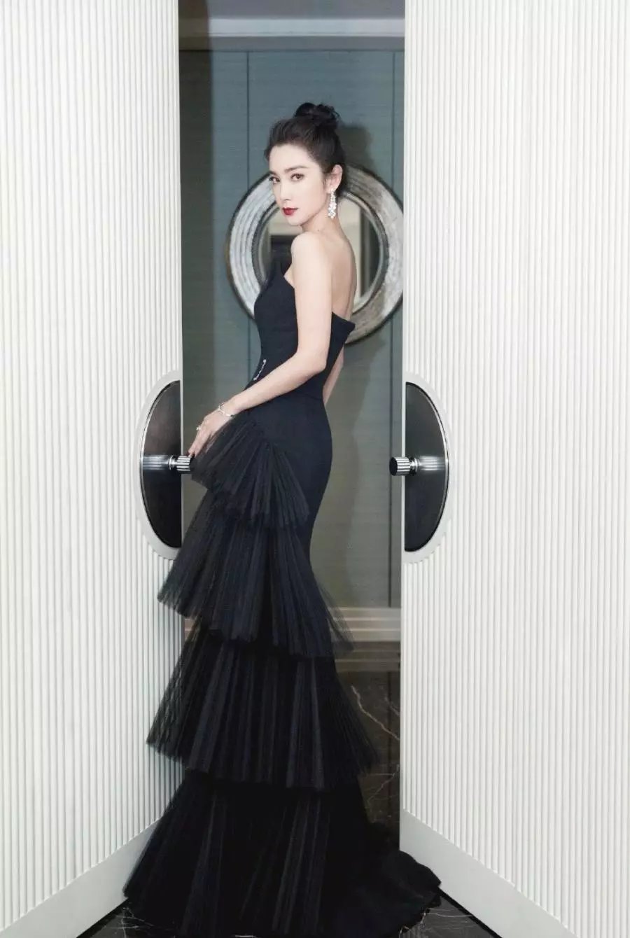 王晓晨撞衫李冰冰，胸前“挖沟”高开叉直戳大腿根，网友：赢在胸