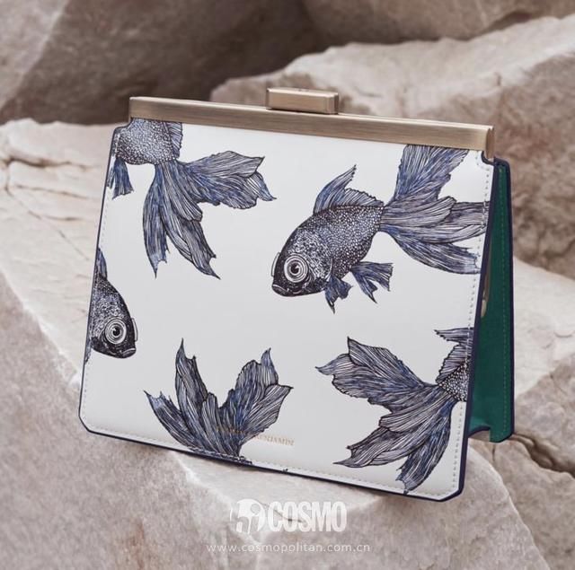 男朋友买了两个500块的包包送我，超开心!