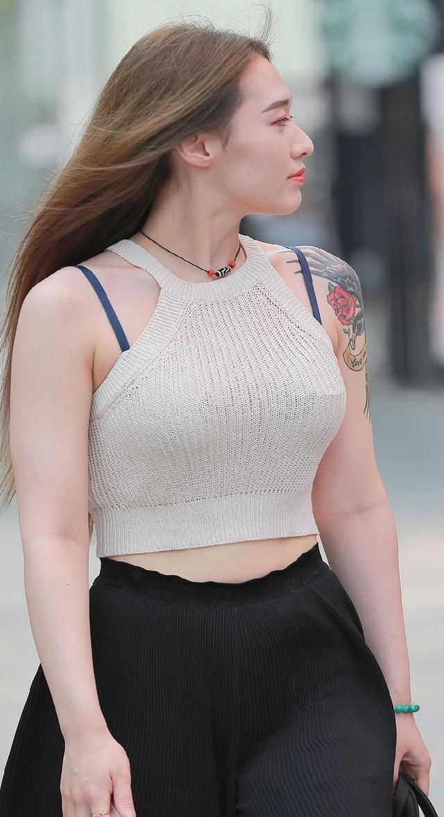 时尚搭配：清秀的脸庞，针织小衫简洁利索的设计，衬托美女的靓丽