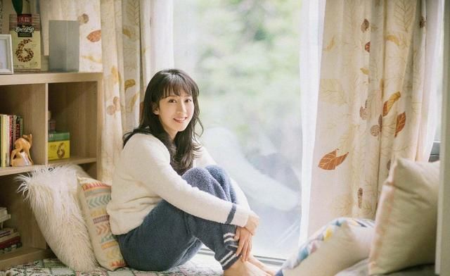 李念真是敢穿，衣服全靠右边的袖子撑住，网友:真怕你衣服掉下来