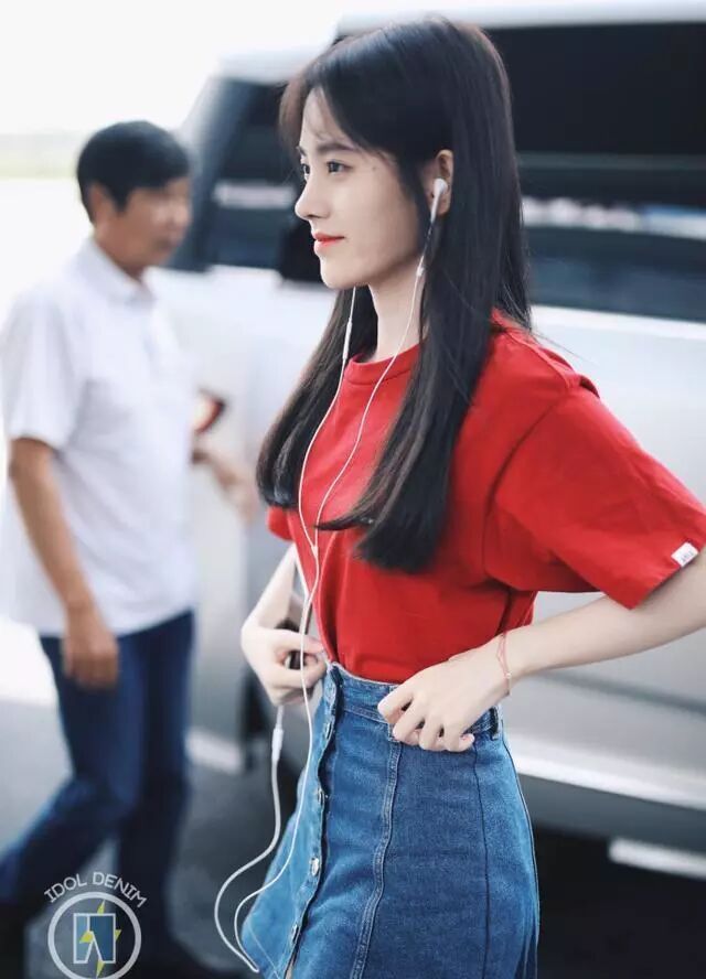 24岁鞠婧祎当众提裙子，太大胆了，网友：裙子太松了吗