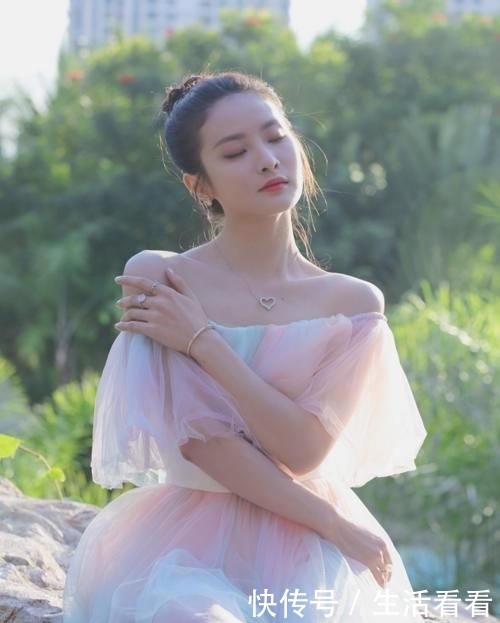 『 出演』如今穿抹胸黑天鹅礼裙，美到不敢认，接替宋祖儿出演《全职高手》