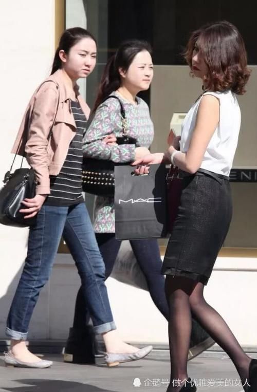『 穿搭』但你见过连衣短裙配黑丝袜吗，真难看！，都说苗条身材的女人穿黑丝袜特别美