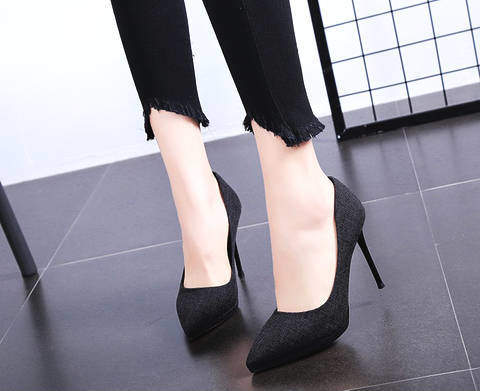 简约而时尚的布料纹理，让穿上这款高跟鞋的人更加的性感