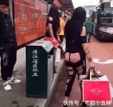 公交车站2名女子穿衣大胆, 想出名也是拼了