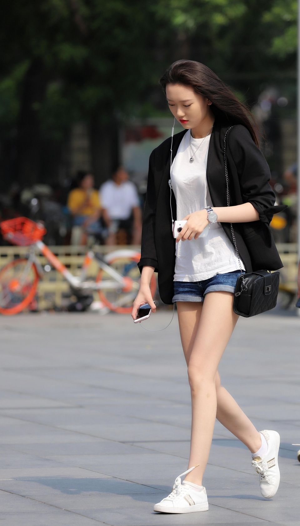 路人街拍，没有丑女人不做懒女人，越简单越时尚!