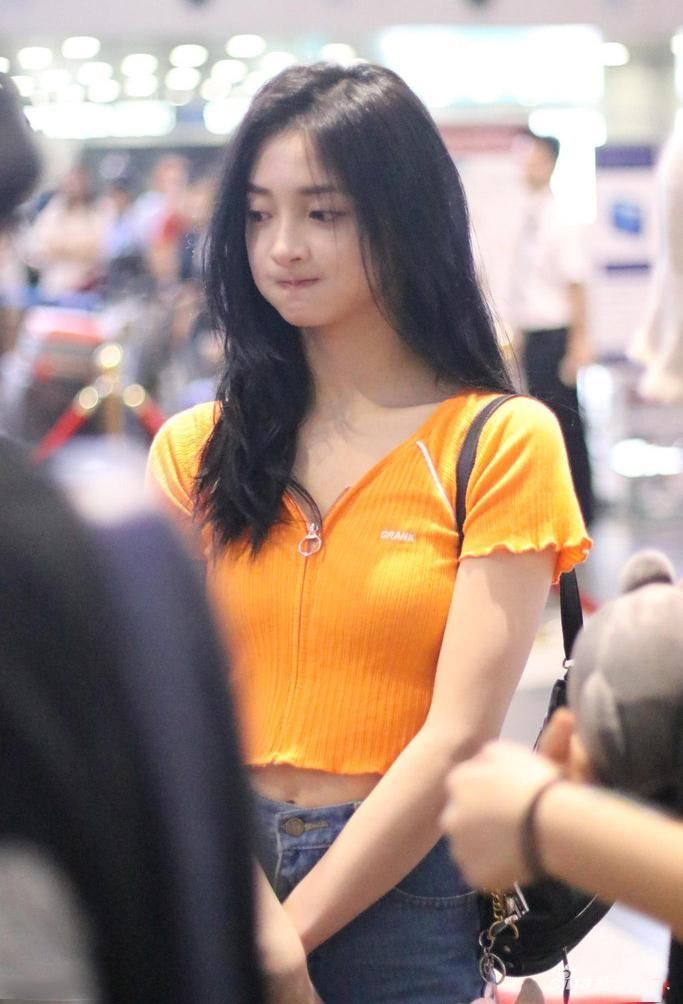 终于知道周洁琼的腰围有多细，收腰裤老往下滑，我饿两月都穿不下