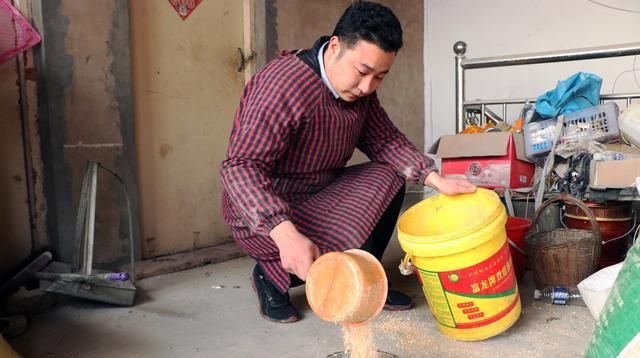  「野鸡」90年后，年轻人在城市创业困难，回到农村养鸡，只卖给