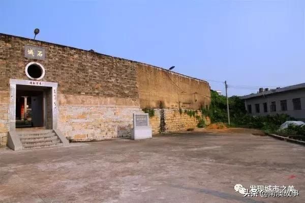 广东省古村落，这个村子全姓黄，村子建成土寨，固若金汤