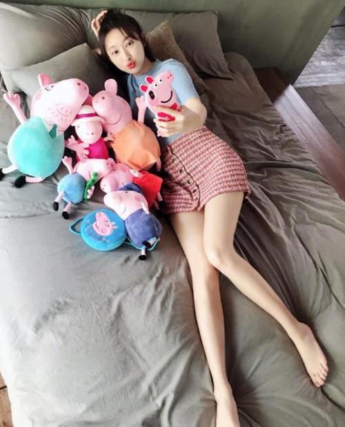 张俪一身黑色礼服高度亮相,蘑菇裙倒穿腿上,凸起嘴来也是俏皮可爱