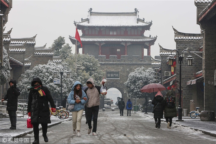 全国多地迎降雪 市民风雪中出行