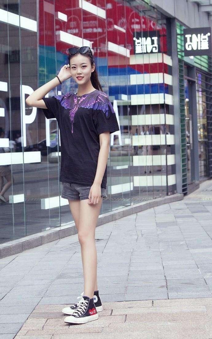 绿色头发的时尚小姐姐，身材苗条美腿诱人，酷酷的有些小性感!