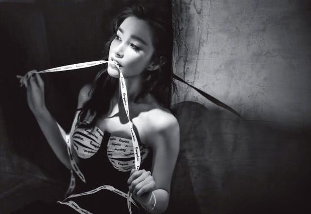 李冰冰还真敢穿，上衣仅靠两根线支撑着，简直时髦到家了！